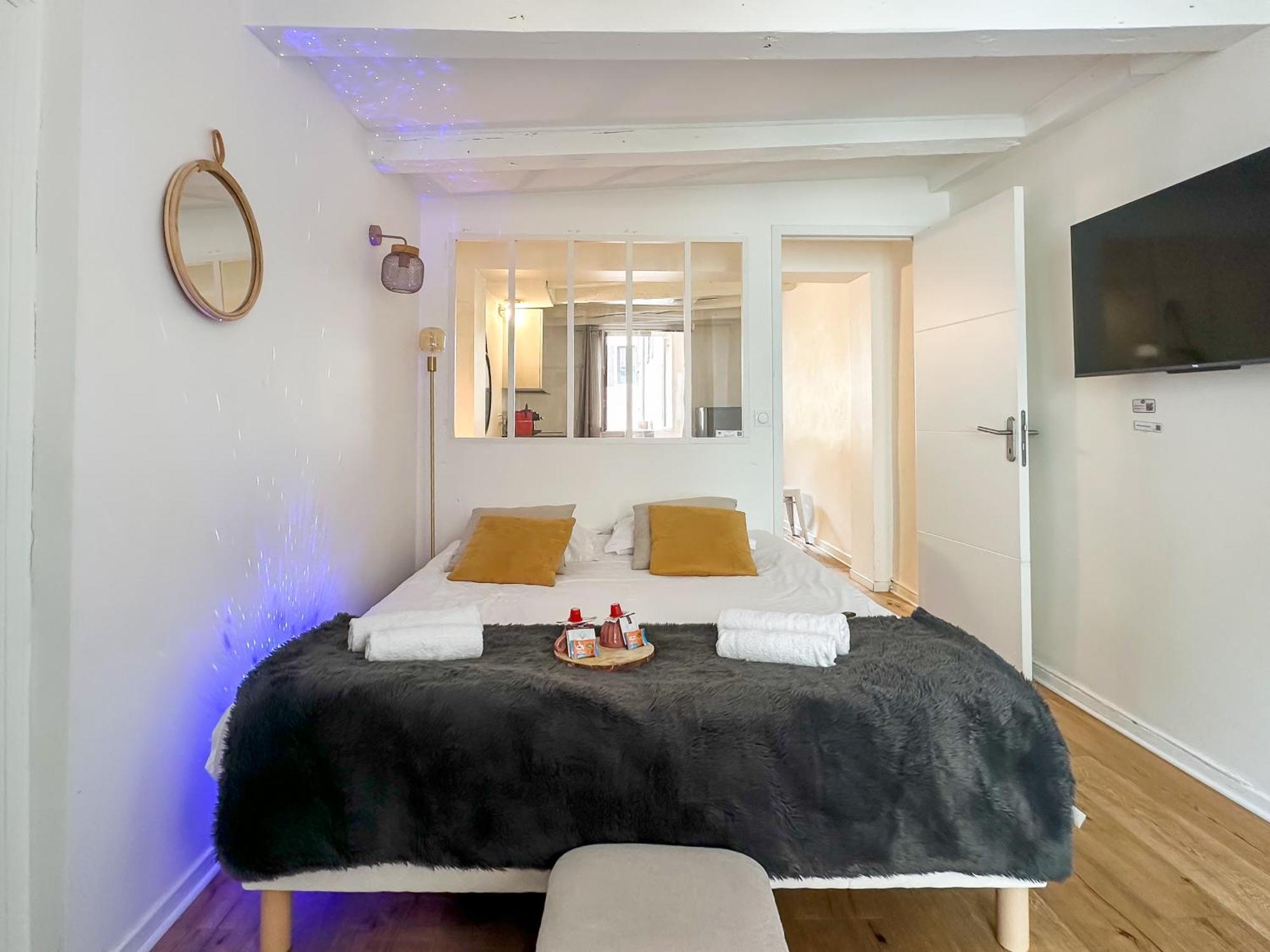 Night Desires Vieille Ville Annecy Charmant Exterior photo